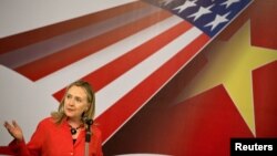 Clinton ha participado en la Cumbre ASEAN en Camboya, donde ha exigido a China resolver los conflictos marítimos de la zona. 