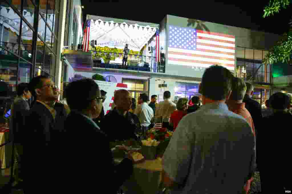 ទិដ្ឋភាព​ទូទៅ​នៃ​ការ​ប្រារព្ធ​បុណ្យ​ឯករាជ្យ​ជាតិ​របស់​អាមេរិក​ដោយ​ស្ថានទូត​សហរដ្ឋ​អាមេរិក​ក្នុង​រាជធានី​ភ្នំពេញ​ ប្រទេស​កម្ពុជា​កាលពី​ថ្ងៃទី​ ១៥ មិថុនា ឆ្នាំ ២០១៨។(នៅ វណា្ណរិន/VOA)