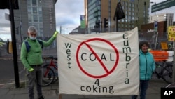 wanaharakati wa mazingira wakiandamana 