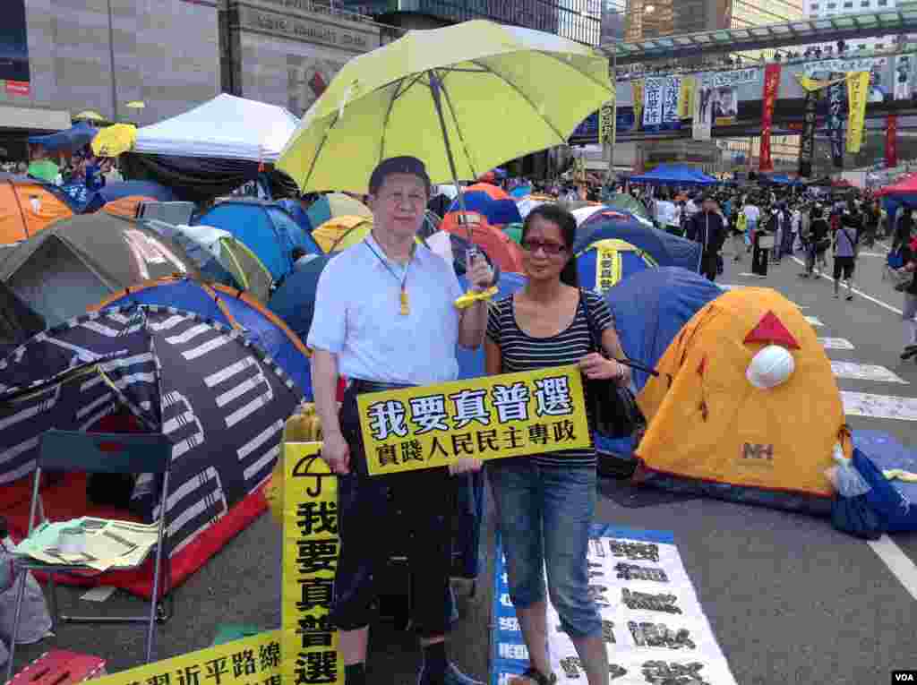 數以千計港人在金鐘佔領區舉傘默立87秒，紀念佔領運動滿月（美國之音海彥 拍攝） 