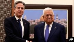 រដ្ឋមន្ត្រីការ​បរទេស​សហរដ្ឋអាមេរិក​លោក Antony Blinken និង​ប្រធានអាជ្ញាធរ​ប៉ាឡេស្ទីន​លោក Mahmoud Abbas ចាប់ដៃ​គ្នា​ក្នុង​ជំនួប​មួយ​នៅ​តំបន់ West Bank កាលពីថ្ងៃទី១០ ខែមករា ឆ្នាំ២០២៤។ (Jaafar Ashtiyeh/Pool Photo via AP)