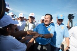 រូបឯកសារ៖ មេដឹកនាំគណបក្សប្រជាជនលោកនាយករដ្ឋមន្រ្តីហ៊ុន សែន ក្នុងការដង្ហែក្បួនឃោសនាបោះឆ្នោតធំថ្ងៃចុងក្រោយកាលពីព្រឹកថ្ងៃទី០២ ខែមិថុនា ២០១៧ក្នុងរាជធានីភ្នំពេញ។ (ខាន់ សុគុំមនោ/VOA)