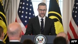 Американскиот пратеник за заложници Адам Болер зборува во Стејт департментот во Вашингтон, на 6 март 2025 година. (Фото: АФП)