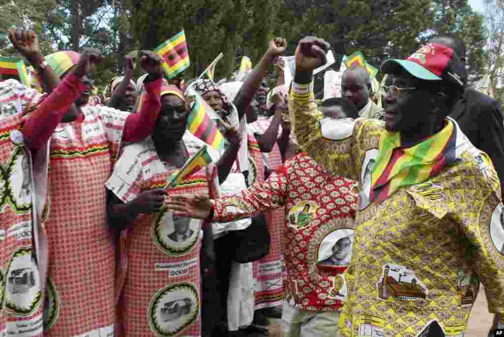 Zimbabwe's President Robert Mugabe addresses supporters of his ruling ZANU-PF party at a rally near Harare, March 5, 2008.