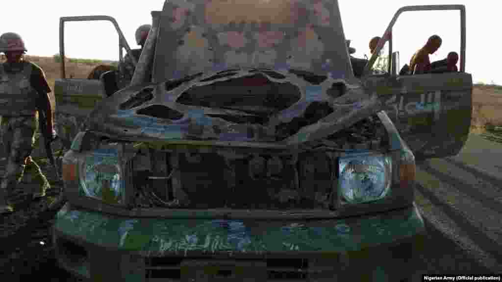 Wata motar 'yan Boko Haram da aka lalata a lokacin da aka fatattake su daga Dikwa, asabar May 23, 2015