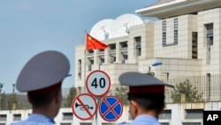 吉爾吉斯斯坦首都比什凱克發生自殺攻擊後當地警察在中國駐比什凱克使館前執勤(2016年8月30日）