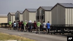 Una jueza bloqueó el viernes reglas del presidente de EE.UU., Donald Trump, sobre menores en centros de detención. 