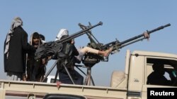 ក្រុម​ប្រដាប់អាវុធដែលគាំទ្រ​ក្រុម​ហ៊ូធី​ធ្វើដំណើរ​តាម​រថយន្ត​ដែល​មាន​បំពាក់​កាំភ្លើង​ នៅ​ក្បែរ​ក្រុង Sanaa ប្រទេសយេម៉ែន កាលពីថ្ងៃទី២៥ ខែមករា ឆ្នាំ២០២៤។ 