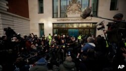 Stella Moris, novia de Julian Assange, en el centro, habla con los medios de comunicación fuera del Tribunal de Magistrados de Westminster después de que a Assange se le negara la libertad bajo fianza en una audiencia en el tribunal, en Londres.