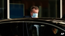 El principal negociador británico David Frost sale de una reunión con el jefe del equipo de la Comisión Europea para relaciones con el Reino Unido, Michael Barnier, en Bruselas, el domingo 13 de diciembre de 2020.