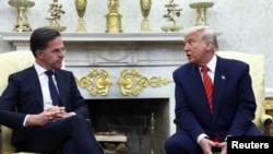 El presidente de EEUU, Donald Trump, se reúne con el secretario general de la OTAN, Mark Rutte, en la Oficina Oval de la Casa Blanca en Washington, DC, el 13 de marzo de 2025. 