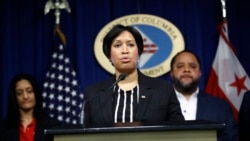 La alcaldesa del Distrito de Columbia, Muriel Bowser, habla en una conferencia de prensa en Washington el sábado 7 de marzo de 2020 para anunciar el primer caso presuntamente positivo del coronavirus COVID-19.