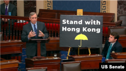 Senator Jeff Merkley memberi kata pengantar mengenai RUU Hak Asasi dan Demonstrasi Hong Kong, 21 November 2019. 