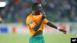 Max Alain Gradel wa Ivory Coast akishangalia goli lake dhidi ya Senegal