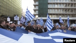 Arhiva - Demonstranti nose grčku zastavu tokom protesta protiv upotreba termina "Makedonija" u bilo kom obliku u rešavanju sporaz između Atine i Skoplja u vezi sa imenom te bivše jugoslovenske republike, u Atini, 4. februara 2018.