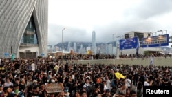 Miles marcharon por las calles de Tsim Sha Tsui, un barrio muy concurrido por turistas chinos, en la parte continental de Hong Kong.