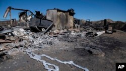 Oko 50.000 ljudi je evakuisano iz mesta Santa Klarita u Kaliforniji.