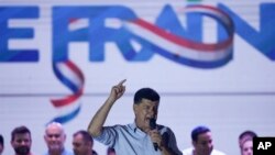 Efraín Alegre, candidato presidencial de la coalición Concertación, habla durante su acto de clausura de campaña en Asunción, Paraguay, el 27 de abril de 2023. Alegre ha dicho que de ganar, revisaría los lazos diplomáticos con Taiwán.