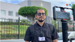 El periodista Dorian Orozco, del medio digital Nicaragua Investiga, durante una cobertura preelectoral. Foto Houston Castillo, VOA.