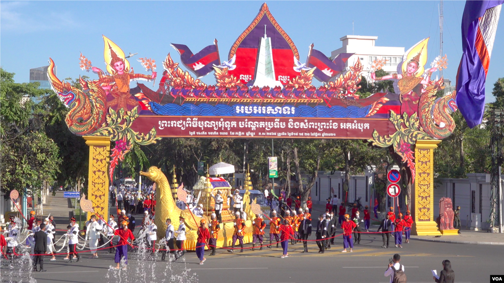 ពិធី​ដង្ហែ​​ព្រះ​សព​របស់​សម្តេច​ក្រុម​ព្រះ​នរោត្តម​ រណឫទ្ធិ​ ចេញ​ពី​ព្រះដំណាក់​ ទៅ​កាន់​វាល​ព្រះមេរុ ​មុខ​​វត្តបុទមវតី​ រាជធានី​ភ្នំពេញ​ ថ្ងៃទី៨​ ខែធ្នូ​ ឆ្នាំ​២០២១។ (ខាន់ សុគុំមនោ​/វីអូអេ​)