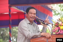 លោក គន់ គីម ថ្លែង​ក្នុង​ពិធី​បុណ្យ​សាសនា​មួយ​ នៅ​ស្រុក​អន្លង់វែង ​ខេត្ត​ឧត្ដរមានជ័យ ​កាល​ពី​ចុង​ខែឧសភា​ ឆ្នាំ២០១៦ ​កន្លងមក។ ​(អូន ឆេងប៉រ/VOA)