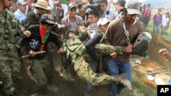 Indígenas Nasa, del departamento colombiano del Cauca, atacaron a un grupo de soldados en la población de Toribío exigiendo que desalojen el lugar. El gobierno denunció que están infiltrados por las FARC: