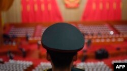 资料照片: 2024年3月5日解放军乐团成员在全国人民代表大会开幕式前站立。