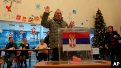 Glasanje na vanrednim parlamentarnim i lokalnim izborima u Srbiji (Foto: AP/Darko Vojinović)