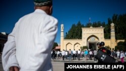 一名穆斯林男性来到新疆喀什的艾提尕尔清真寺参加开斋节晨祷。（2017年6月26日）