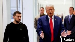 ARHIVA: Donald Tramp, republikanski predsednički kandidat i ukrajinski predsednik Zelenski u Trampovoj kuli u Njujorku, 27. septembra 2024. (Foto: Rojters/Shannon Stapleton)