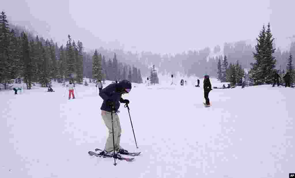 برفباری در ایالت کلورادوی ایالات متحده فضا را برای علاقمندان اسکی ایجاد کرده است.