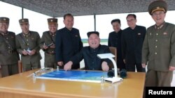 «کیم جونگ اون» رهبر کره شمالی و همراهانش بعد از آزمایش موشکی روز سه شنبه. 