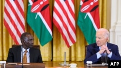 Rais wa Marekani Joe Biden (Kulia) na Rais wa Kenya William Ruto (kushoto) wakishiriki katika hafla pamoja na Wakurugenzi Wakuu na viongozi wa biashara katika Ikulu ya Marekani mjini Washington, DC Mei 22, 2024. (Picha na Mandel NGAN/AFP
