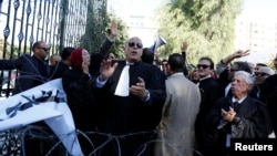 ARCHIVES - Des avocats tunisiens manifestent contre la proposition du gouvernement devant le Parlement à Tunis, Tunisie, le 23 novembre 2016.