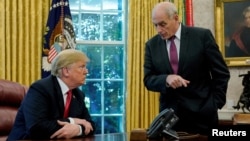 ARCHIVO- El presidente de Estados Unidos, Donald Trump, habla con el jefe de gabinete de la Casa Blanca, John Kelly, después de un evento con periodistas en la Oficina Oval en Washington, el 10 de octubre de 2018. REUTERS/Jonathan Ernst
