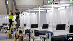 FILE - Kazi ikiendelea katika kituo cha ExCel, ambacho kimegeuzwa kuwa hospitali ya muda maarufu kama NHS Nightingale, mjini London, Machi 31, 2020. 