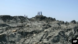 مظاہرین مونگ کاک کے علاقے میں سڑکوں پر دھرنا دیئے ہوئے ہیں۔
