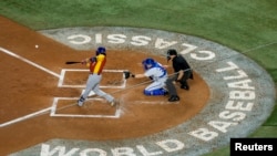 El primera base venezolano Eugenio Suárez (7) conecta un sencillo que impulsó dos carreras durante la primera entrada contra Israel en LoanDepot Park. Sam Navarro-USA TODAY Sports