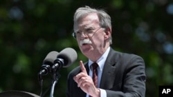 El asesor de seguridad nacional John Bolton habla en la ceremonia de graduación de la Academia de la Guardia Costera de los Estados Unidos en New London, Connecticut.