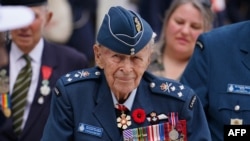 Najodlikovaniji vojni veteran Kanade, 100-godišnji general-major Richard Rohmer prisustvuje međunarodnoj komemorativnoj ceremoniji u Omaha Beachu, Saint Laurent sur Mer, Normandija na sjevernoj obali Francuske, u sklopu događaja povodom obilježavanja 80.godišnjice Dana-D.