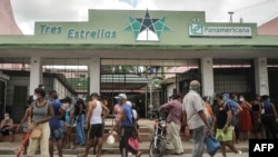 Tiendas como la de la foto en La Habana solo aceptan tarjetas de pago emitidas por AIS.