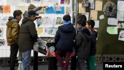 Les enfants migrants jouent dans un camp de réfugiés en Allemagne, le 15 octobre 2015.