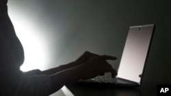 Para peretas Rusia berhasil menyusup ke sistem raksasa telekomunikasi Ukraina, Kyivstar, setidaknya sejak Mei tahun lalu. (Foto: Ilustrasi/AP)