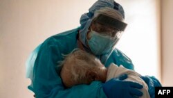 Doktor Džozef Varon grli i teši pacijenta za vreme Dana zahvalnosti u bolnici Junajted Memorijal u Hjustonu u Teksasu 26. novembra 2020. 