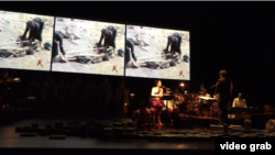 ក្រុមសិល្បករកំពុងហាត់សមសម្រាប់ការសម្តែងតន្ត្រី«បង្សុកូល»នៅសាលមហោស្រព Brooklyn Academy of Music ក្នុងទីក្រុង ញូវយ៉ក កាលពីថ្ងៃទី១៤ ខែធ្នូ ឆ្នាំ២០១៧។ (រូបពីវីដេអូ៖ Ye Yuan/VOA) 