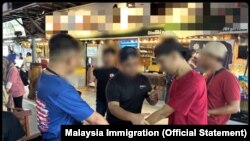 မလေးရှားနိုင်ငံ၊ ကွာလမ်လာပူမြို့က တရားမဝင် အထောက်အထားမဲ့ အလုပ်သမားတွေကို အော်ပရာစီ စစ်ဆင်ရေးလုပ်ပြီး ဝင်ရောက်စီးနင်းဖမ်းဆီးစဥ်အတွင်း ဖမ်းဆီးခံရတဲ့ ရွှေ့ပြောင်းအလုပ်သမားတချို့ (Photo: Malaysia Immigration FB)