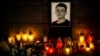 Sveće i fotografija Jana Kuciaka pred prostorijama Aktualitia - slovačkog medija u kom je radio (Foto: AFP/Vladimir Simicek)