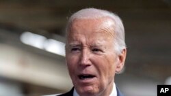 Президент Джо Байден після зустрічі з вдовою Олексія Навального Юлією Навальною та донькою Дашею в Сан-Франциско, у четвер, 22 лютого 2024 р. (Фото: AP Photo/Manuel Balce Ceneta)