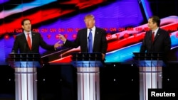 (ពី​ឆ្វេង​ទៅ​ស្តាំ) លោក Marco Rubio សមាជិក​ព្រឹទ្ធសភា​របស់​អាមេរិក លោក Donald Trump និង​លោក Ted Cruz សមាជិក​ព្រឹទ្ធសភា ថ្លែង​នៅ​ក្នុង​ការ​ជជែក​ដេញ​ដោល​គ្នា​ដែល​ឧបត្ថម្ភ​ដោយ​ទូរទស្សន៍ CNN សម្រាប់​តំណែង​បេក្ខជន​ប្រធានាធិបតី​មក​ពី​គណបក្ស​សាធារណរដ្ឋ​សម្រាប់​ឆ្នាំ២០១៦ នៅ​ក្នុង​ក្រុង Houston រដ្ឋ Texas កាលពី​ថ្ងៃទី២៥ ខែកុម្ភៈ ឆ្នាំ២០១៦។