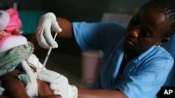 (រូបភាព​ឯកសារ​) កុមារ​ទទួលការ​ចាក់វ៉ាក់សាំង​បង្ការជំងឺ​គ្រុនចាញ់​ក្នុងតំបន់​ Bagamoyo ប្រទេស​ តង់សានី ក្នុងខែសីហា​ ឆ្នាំ​២០០៧។ 